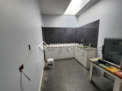 Casa En Venta De 5 Dorm. En Santiago