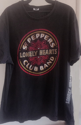 Camiseta The Beatles (usada) Sargent Peppers Lonely Hearts
