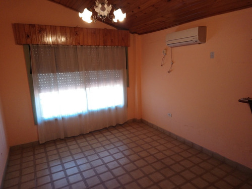Casa De 4 Ambientes Con Amplia Galería