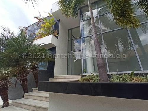 En Venta Espectacular Casa Moderna En Urbanizacion El Castaño Con Piscina Rah 24-15100