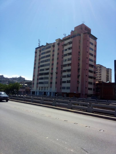 Apartamento. Av Fuerzas Armadas. Venta