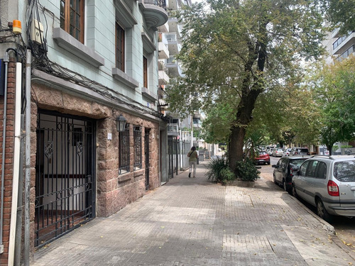 Lugar De Garaje Fijo Techado En Venta, Villa Biarritz, Punta Carretas