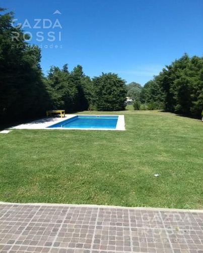 Excelente Propiedad Estilo Moderno Con Gran Parque Y Piscina En Barrio Brickland, Canning.