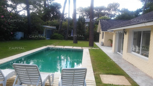 Casa En Playa Mansa En Venta Punta Del Este, Reciclada- Ref: 26557