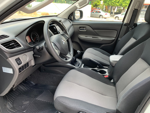 Mitsubishi L200 2.4 Cabina Doble 4x2 Mt