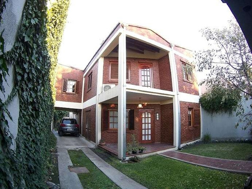 Imagen 2 de 14 de Casa Con Quincho En 56 Y 135