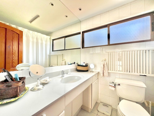 En Venta Encantadora Y Sólida Casa Con Linda Vista, Zapallar