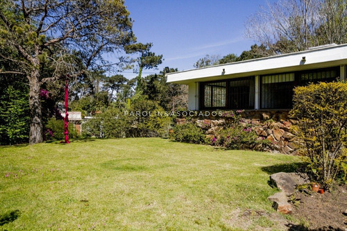 Oportunidad Casa De 3 Dormitorios Con Piscina En Playa Mansa, Punta Del Este- Ref: 3379