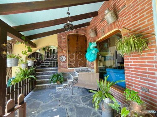 Casa En Venta En Huertas La Joya, Estilo Campestre, Con 4 Recámaras