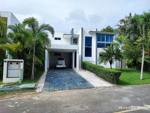 Villa En Playa Nueva Romana Amueblada De 3 Habitaciones Patio Con Matas De Cocos