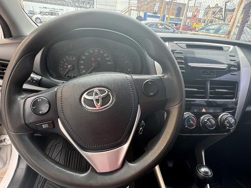 Toyota Yaris 1.5 Core Sedan Mt
