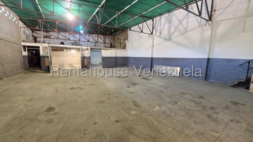 Ms: 25-24198 Se Vende Amplio Y Cómodo Galpón En Catia. A=867m2, 2b, 8p.