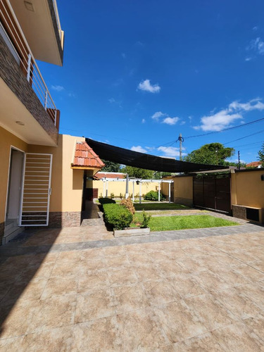 Casa En Venta De 3 Dormitorios C/ Cochera En Villa Celina