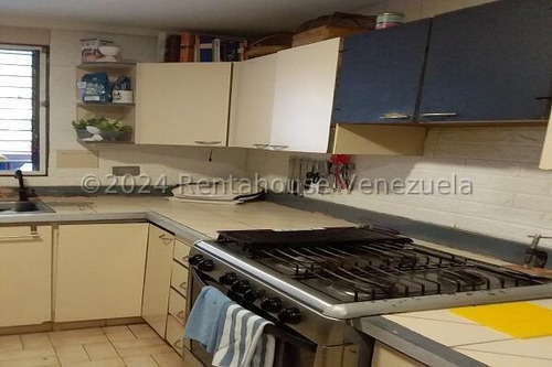 En Venta Casa Varios Niveles Ubicada En Buena Zona Del Hatillo 24-28093