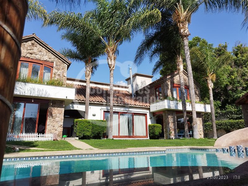 Casa En Venta De 6 Dorm. En La Reina