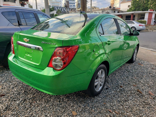 Imagen 5 de 7 de Chevrolet Sonic 2016 Verde