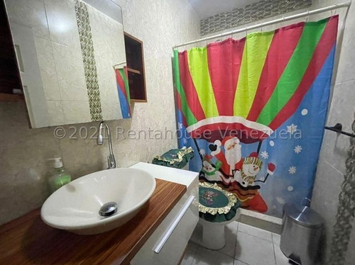 Imagen 9 de 10 de Cómoda Y Segura Casa, Construcción De Primera Y Elegantes Acabados, Resalta Su Cocina Estilo Italiana. Circuito Cerrado. #22-10935