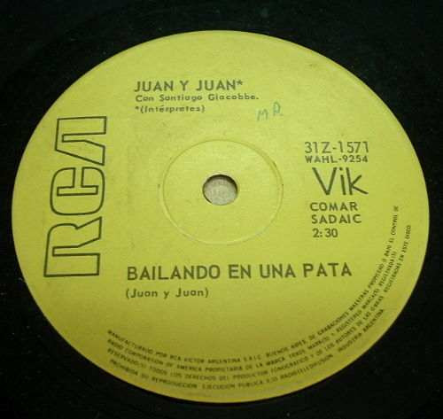 Juan Y Juan Bailando En Una Pata Simple Argentino