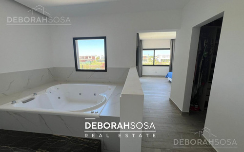 Casa En Venta Cuatro Dormitorios Seis Ambiente A La Laguna Pileta El Naudir Escobar