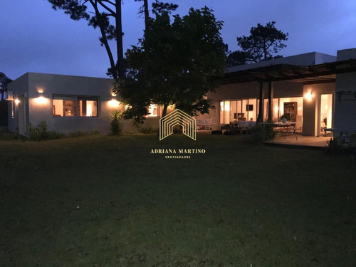 Hermosa Casa Ubicada En El Exclusivo Barrio Cerrado En Punta Del Este.