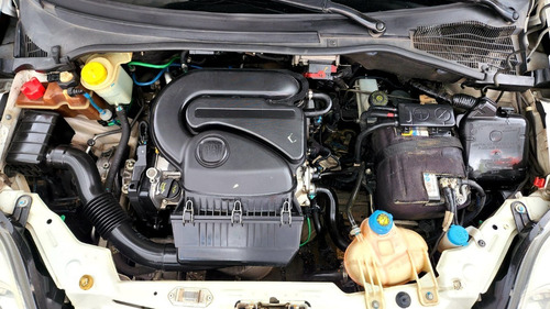 Imagem 8 de 13 de Fiat Punto Attractive 1.4 - Ano 2013 - Flex - Branco - Som