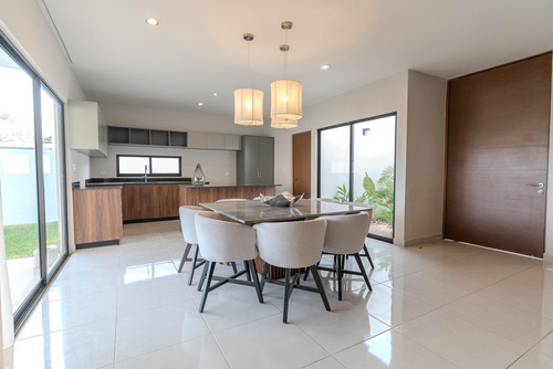 Casa En Venta Merida, Privada Aldoria Conkal, Una Planta, Julio 2025.