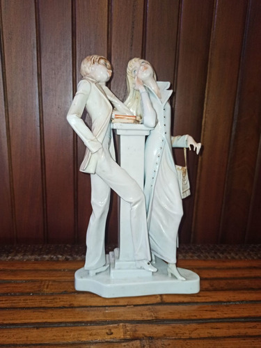 Figura De Porcelana Capodimonte  De Zormili Jovenes Enamora 