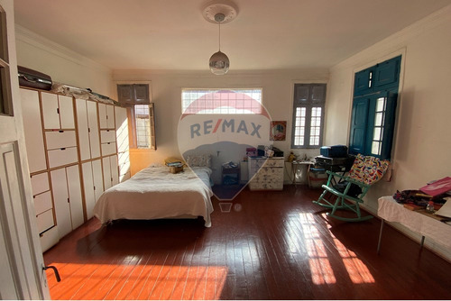 Casa De Dos Pisos Con Piscina En Ñuñoa