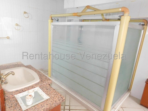 Fredxia Castillo Vende Amplia Casa, Amoblada Y Con Piscina En La Avenida Los Abogados De Barquisimeto # 25-11394