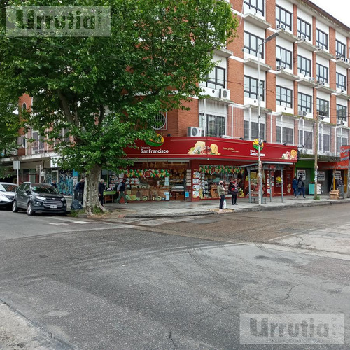 Moron Local En Alquiler 56m²
