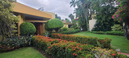 Casa Con Hermosos Jardines En Venta,  Arroyo Hondo Viejo