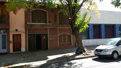 Casa En Venta - 53 E/ 17 Y 18 Plaza Isla Malvinas - La Plata.   