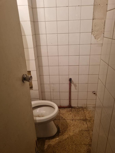 Imagen 5 de 5 de Local -zabala Casi Peatonal Sarandí , 4 Mts De Frente, 35 M2 , Permite Gastronomía !!