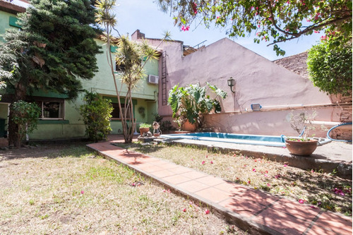 Venta Casa 5 Amb / Cochera / Pileta / Parrilla