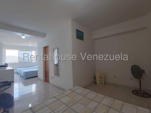 Apartamento En Venta Urb Andres Bello, Las Delicias, Maracay 25-16098 Jecg