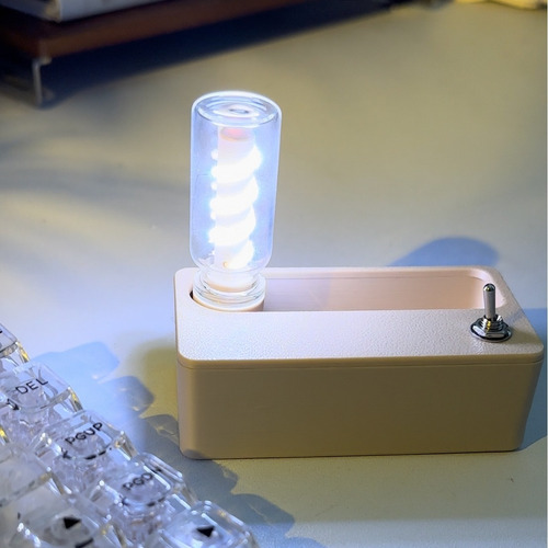 Luminária Criativa Com Atmosfera Magnética. Enfeites De Mesa