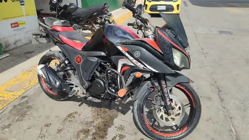 Vendo Yamaha Fazer Modelo 2015, Rojo Con Negro, 200.000 Kms,