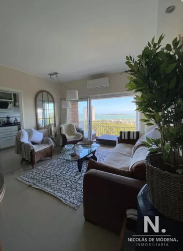 Vende Apartamento De 1 Dormitorio, Con Excelente Iluminacion En Mansa Punta Del Este.