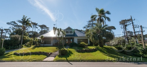 Punta Del Este, Casa En Mansa, 4 Dormitorios Y Piscina. - Ref: 43552