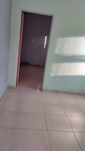 Casa De Três Quartos E Dois Banheiros Com Edícula
