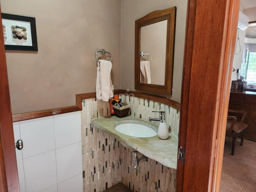Venta Ideal Casa De 4 Dormitorios Sobre Avenida