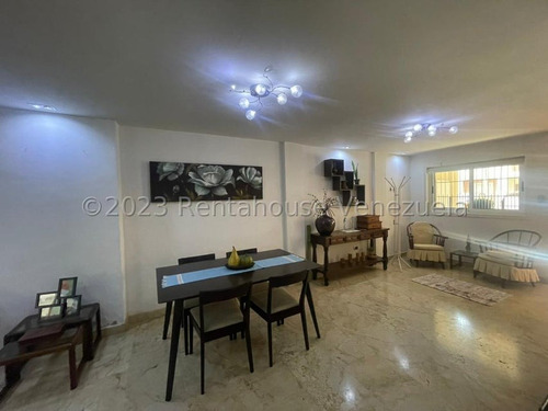 Townhouse En Venta Con Muy Buenos Acabados, Pisos De Marmol, Cocina Empotrada Ym Tope De Cuarzo, Pared Decorada En Coralina. San Diego