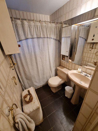 Se Vende Casa A Cuadras De Metro Los Dominicos.