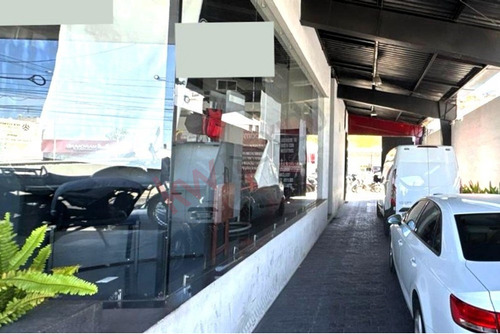 Local Comercial En Renta De 680 M2 Sobre Bernardo Quintana, Querétaro