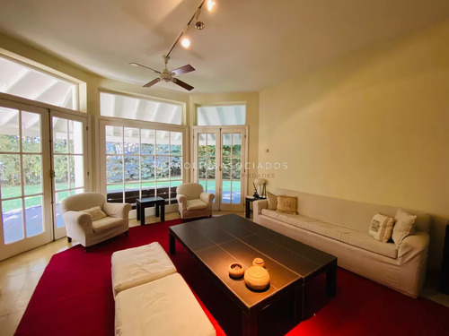 Casa En Venta De 3 Dormitorios En Barrio Privado, Laguna Blanca