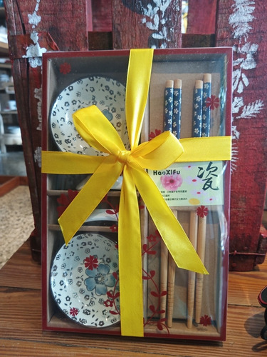 Juego De Sushi 4 Piezas Y Palitos Con Flores Azules