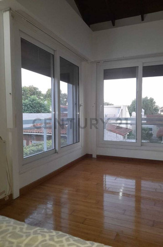 Casa En Venta Olivos - Roche - 6 Ambientes - Pileta - Parrilla - 2 Cocheras