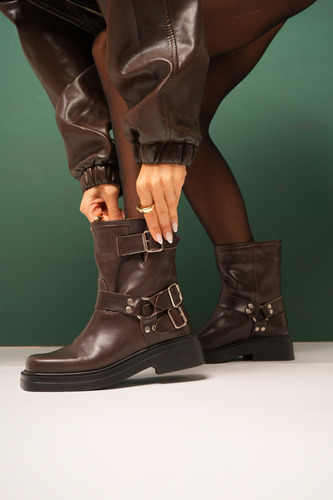 Borcegos Botas Mujer Estribo Hebillas Taco Bajo Cuero Abril