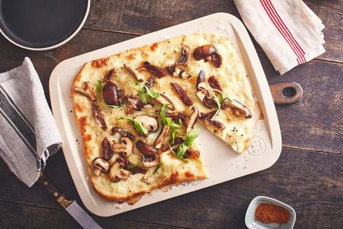 Emile Henry The Maestro 16.9 X 13 Pizza Stone, Crème
