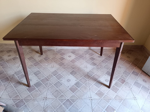 Mesa De Madera Y Sillas